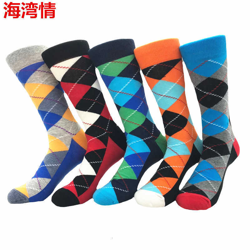Diamond-shaped grid cotton socks, long cotton socks with fashionable contrasting patterns, men's socks with checkered designs. W240924