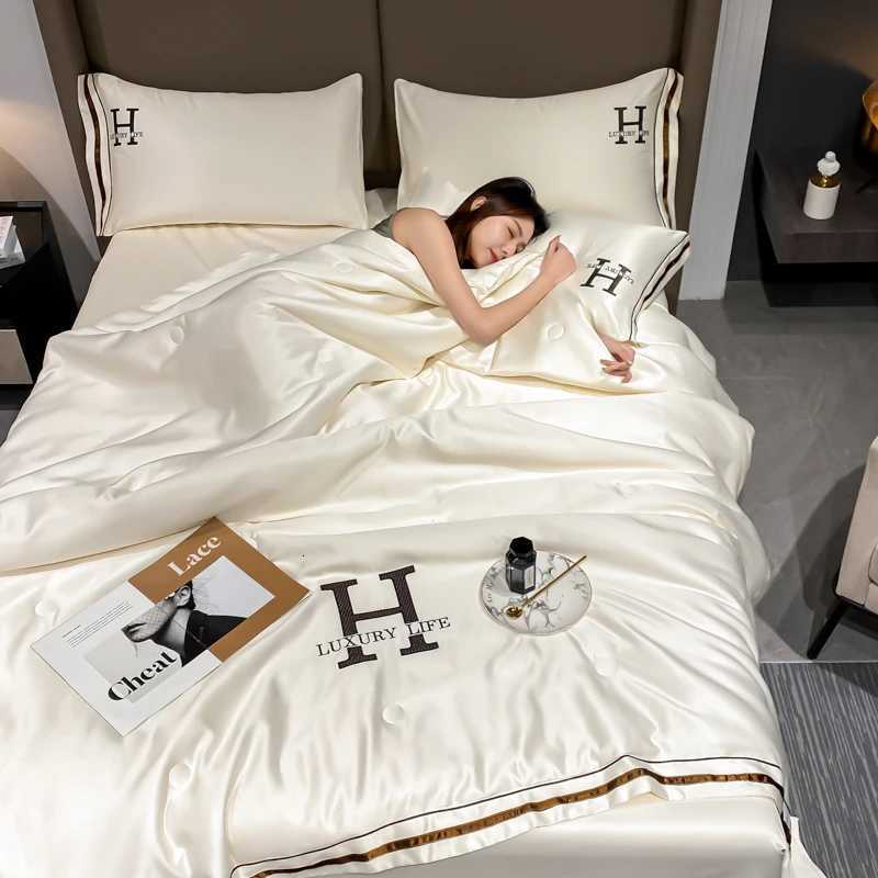 Luxury 100 Washed Silk Summer Quilt Embroidery Smooth Ice Cooling Comforter for Bed Silky Solid Blanket Soft Cool Summer Blanket Y250916