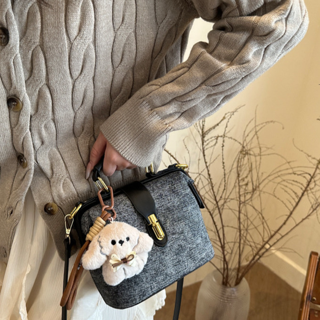 Handmade Retro Style Women s Shoulder Bag design For Commuting Large Capacity Textured Cowhide Women s Crossbody Bag Autumn New Designer Bag