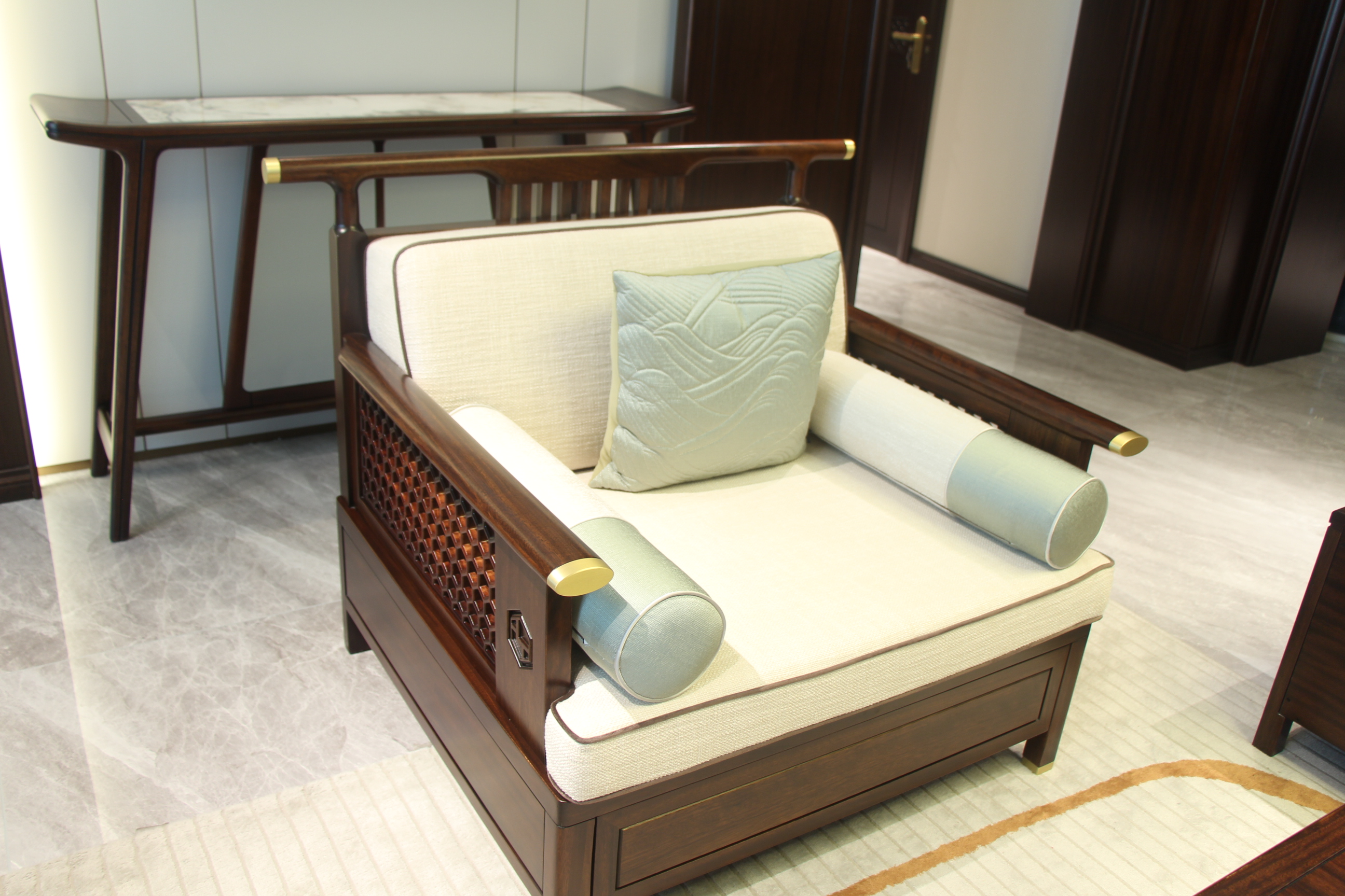 Zhong zhixin The new Chinese-style Ancient style design high-end minimalist sofa uses premium cotton and linen fabric and a solid wood frame