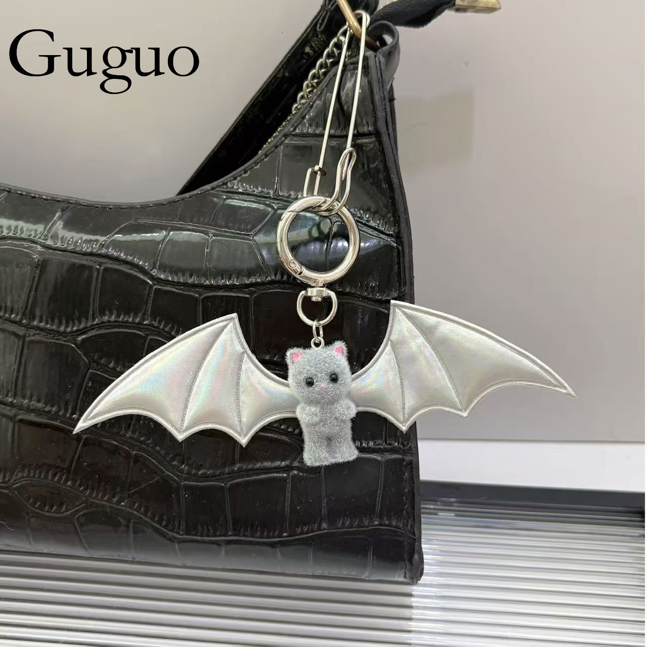 Guguo Free Shipping New Designer Bag Accessories Sweet And Spicy Girl Bear Wings Keychain Black And White Bat Bag Pendant Mobile Charm Halloween Acces
