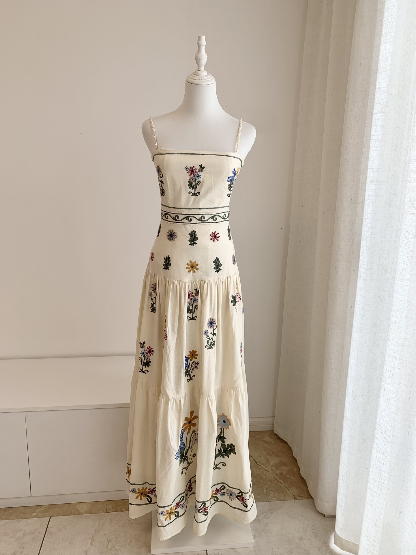 Australian niche designer summer vacation style floral camisole dress for women with a sense of atmosphere, slim fit and slimming, long skirt