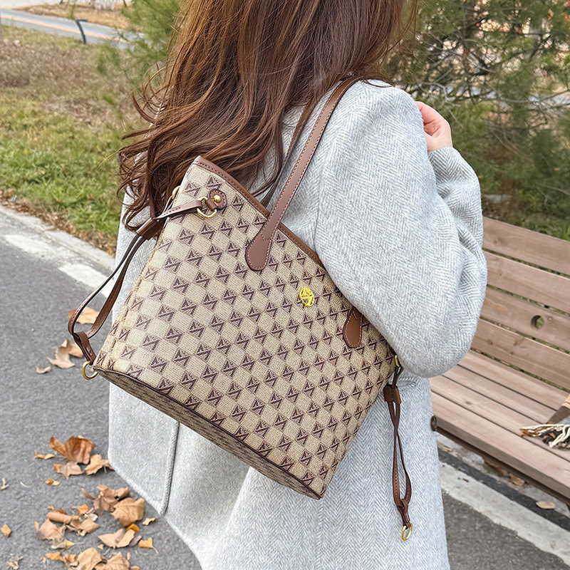 Designer high sense fashion large capacity underarm tote bag women new printed commuter shoulder bag