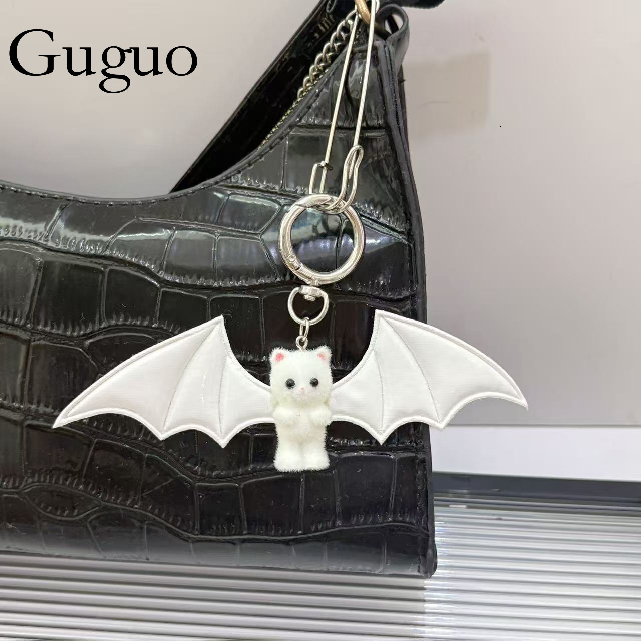 Guguo Free Shipping New Designer Bag Accessories Sweet And Spicy Girl Bear Wings Keychain Black And White Bat Bag Pendant Mobile Charm Halloween Acces