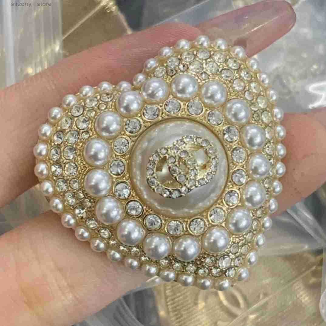 er Brooch Pin with Letter Heart for Womens Clothing Wedding Party and Gift Accessories Z250911