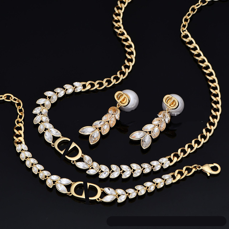 Pendant Necklaces 2025 New Letter Set Diamond Pendant Necklace Bracelet Home Explosive New Pearl Earnail Set for Women