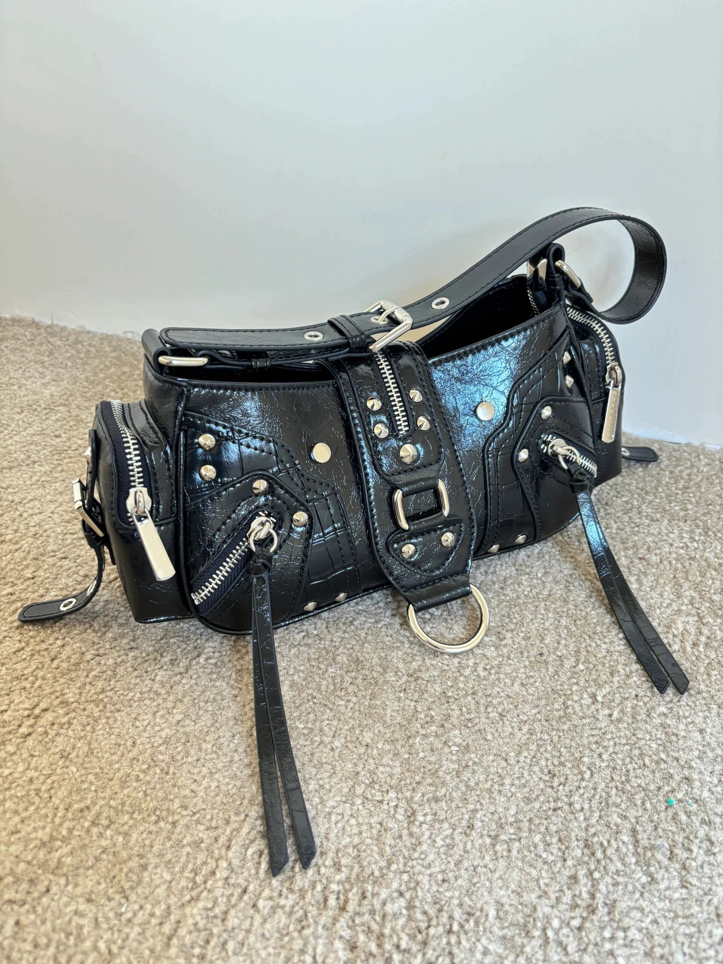 Fashionable Bag shopping bag women s cool motorcycle bag Y K style spicy girl shoulder armpit design new niche crossbody Bag autumn designer