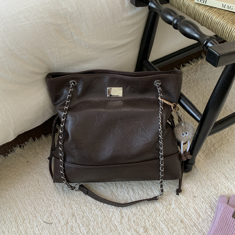 2025 Autumn New Women's Large Capacity Fashionable Simple Handbag for Banquet, Commuting, Shopping, Luxury, Niche Versatile, Essential Crossbody 