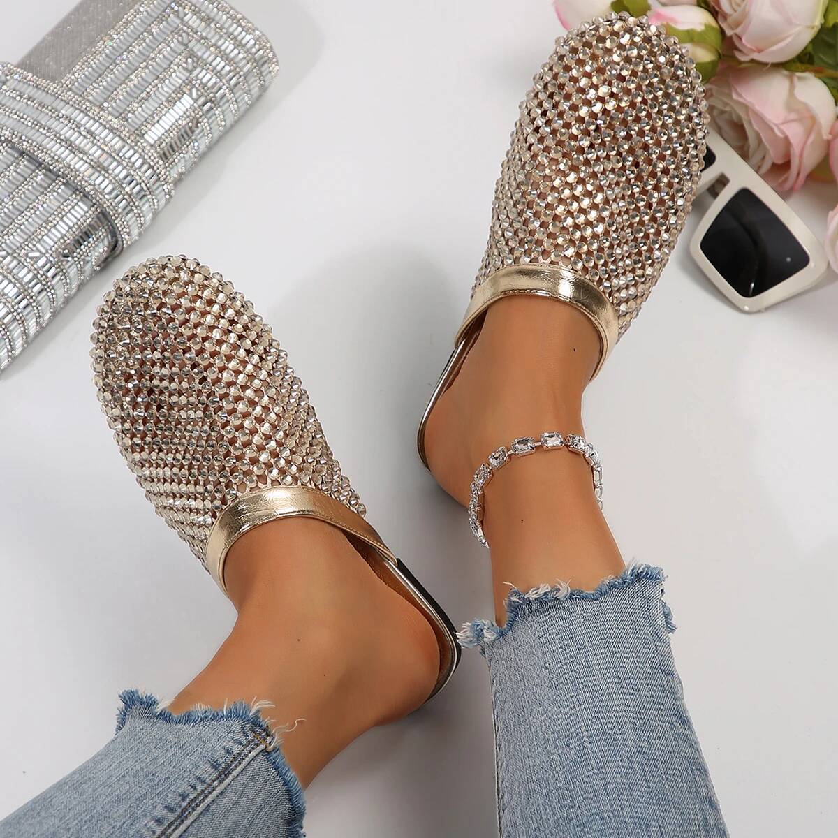 Summer 2025, New Luxury Brand Slippers Light Get Round Toe Shoes Water Diamond Large Flat Sandals Slides Women ddmypanda
