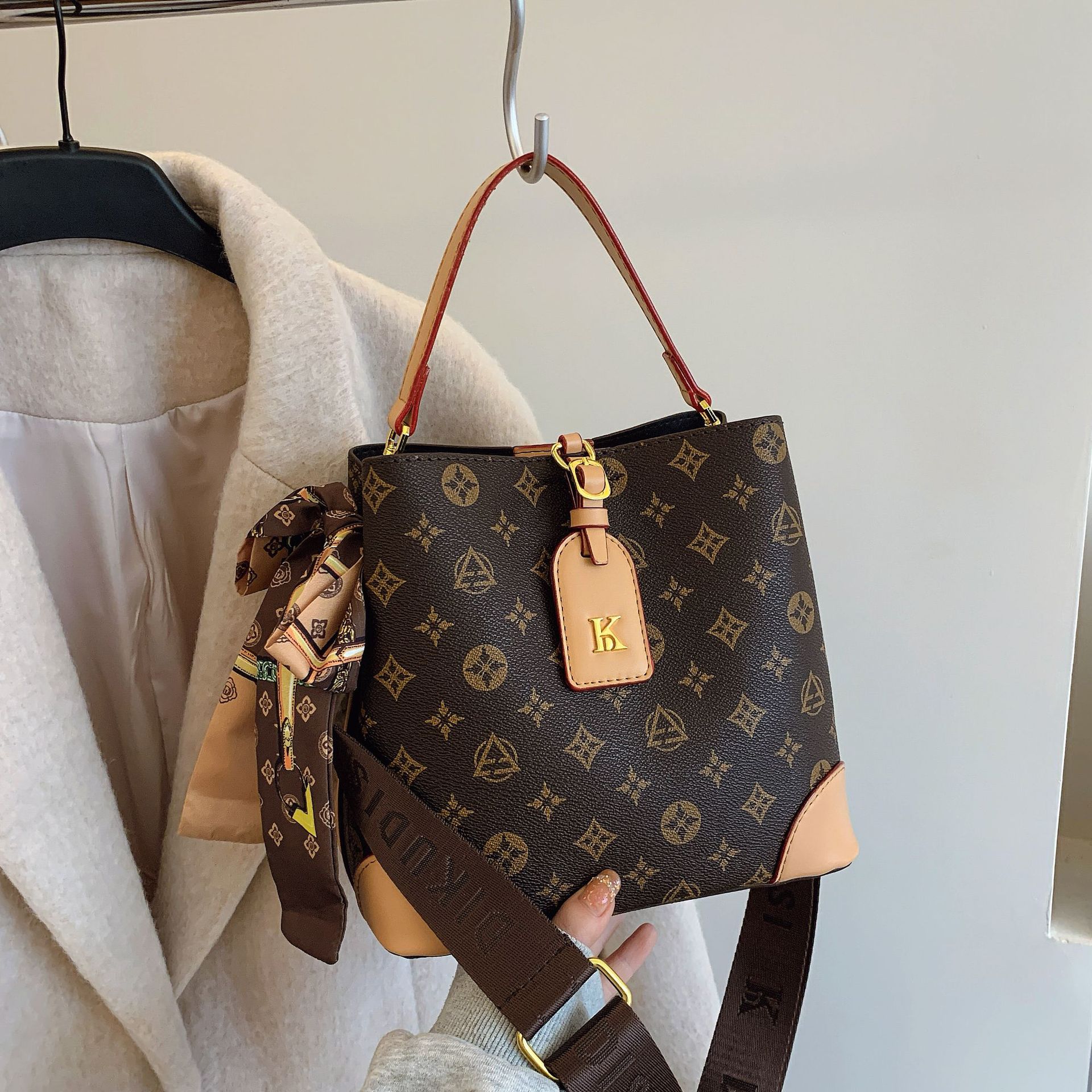 Free Shipping 2025 New Fashion Print Bucket Bag for Women, Wide Strap Crossbody Shoulder Bag Fall Winter Collection