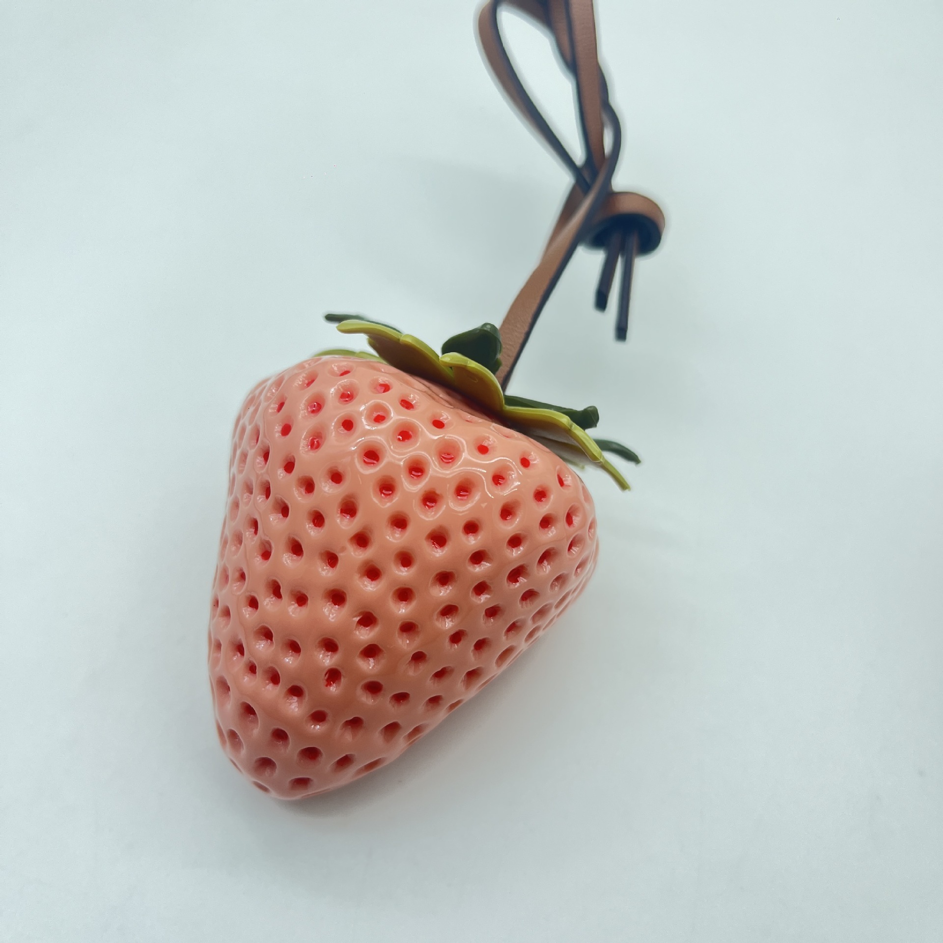 designer keychain 3d acrylic strawberry keychain versatile pendant bag charm new model luxury keychain wallet