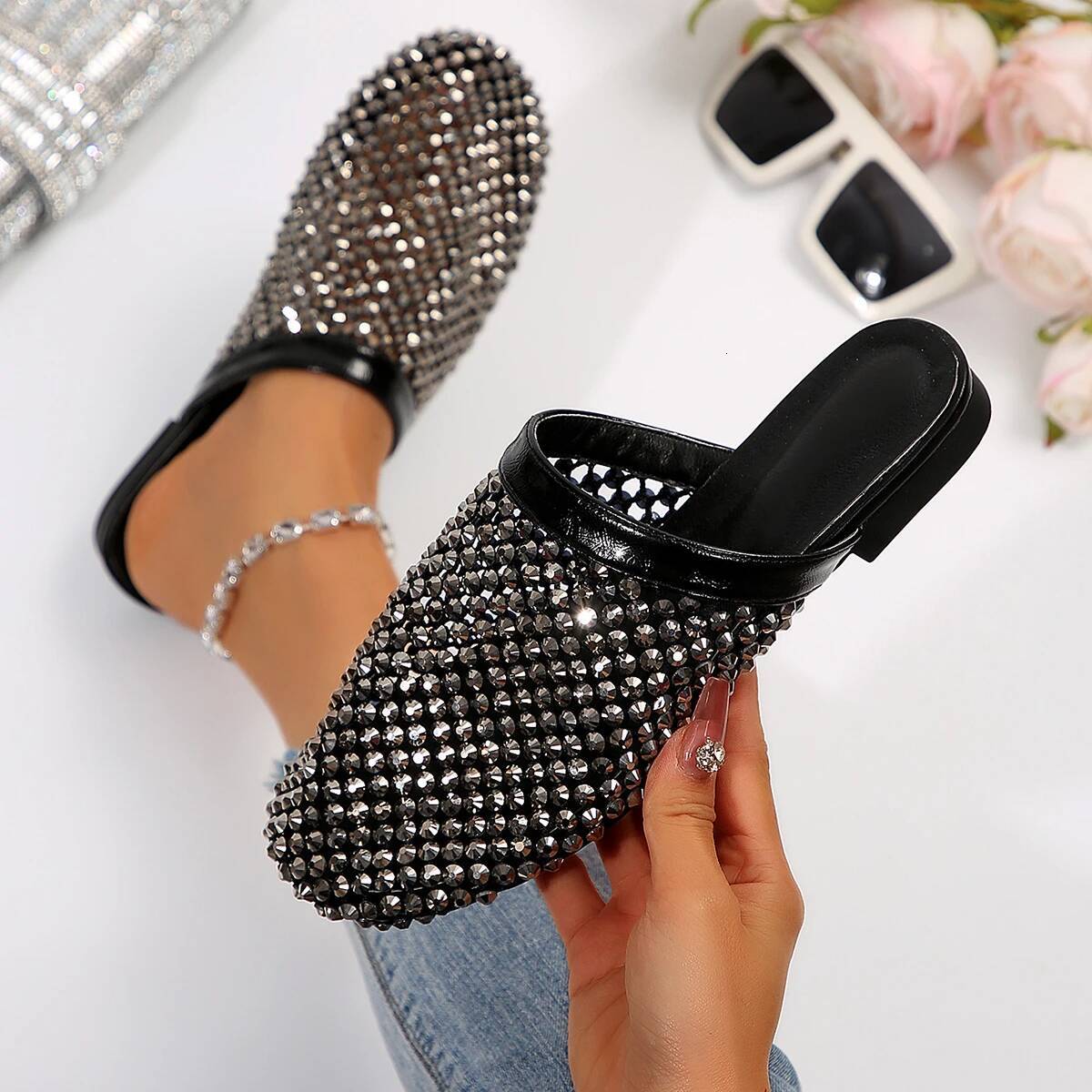 Summer 2025, New Luxury Brand Slippers Light Get Round Toe Shoes Water Diamond Large Flat Sandals Slides Women ddmypanda