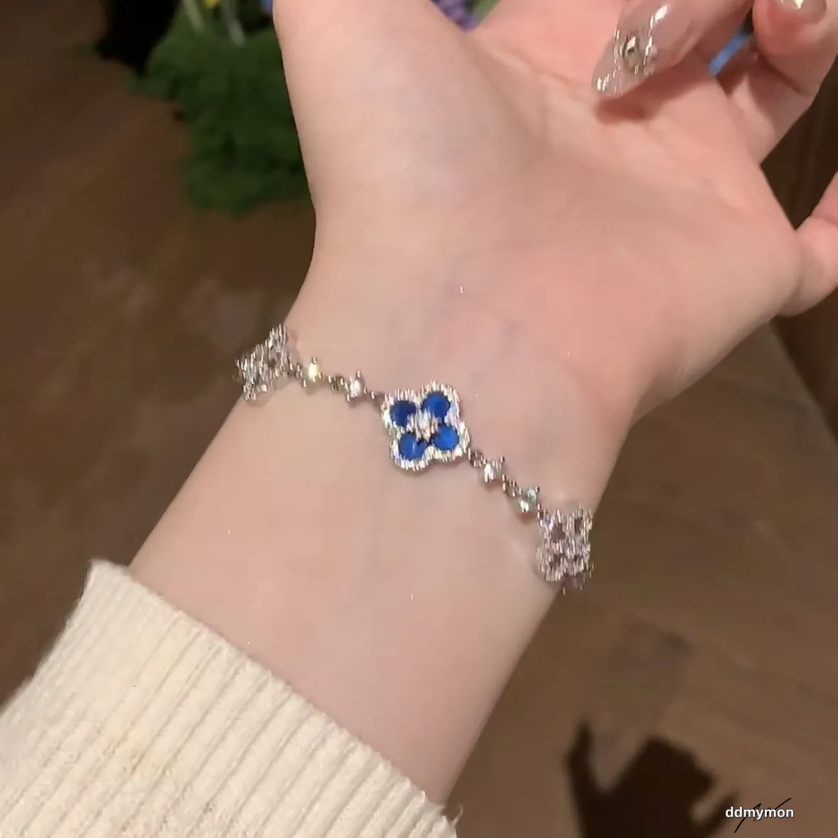 Gold Tone Clover Shaped Link Bracelet Shell & Crystal Accents Elegant Party Daily Wear Gift For Her High Quality And Stylish Jewelry dmyMon