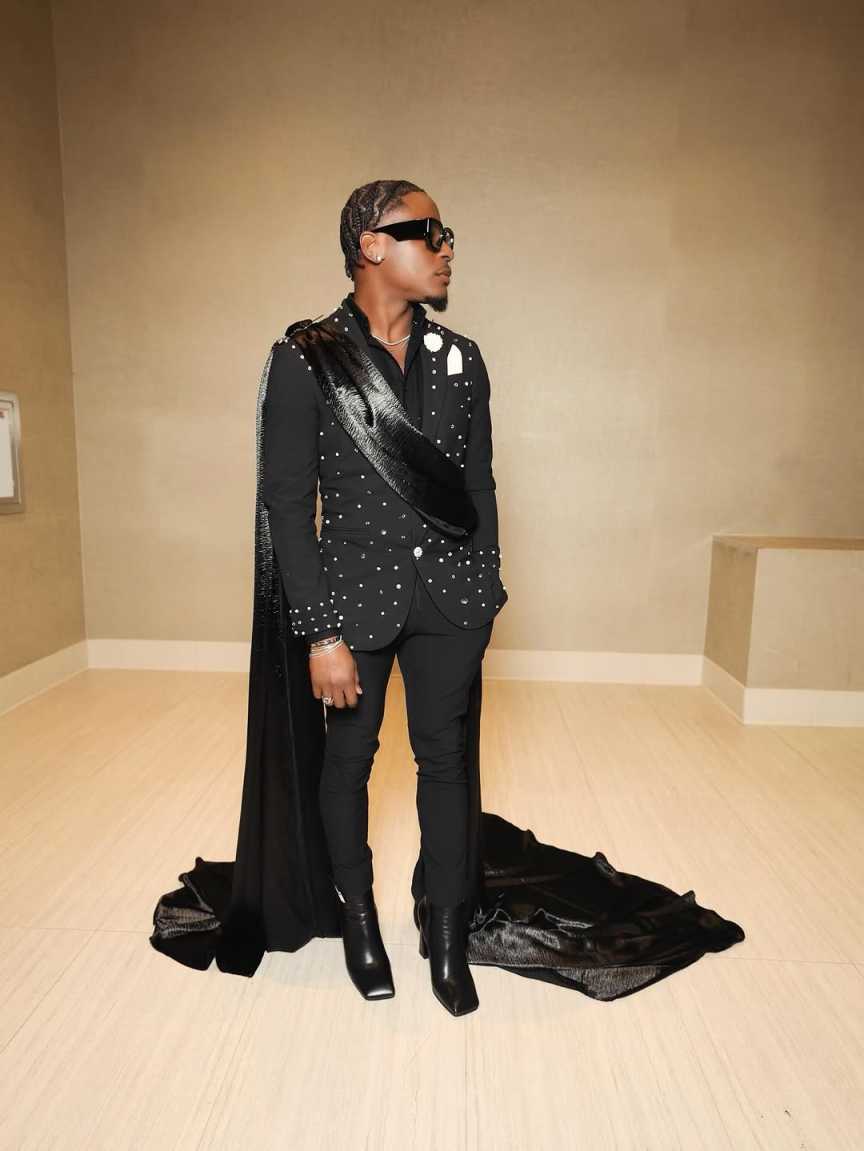 Designer Wedding Tuxedos 2 Pcs Jacket Pants With Cape Men Suit Fashion Crystal Single Breasted Grooms Evening Blazers Customized