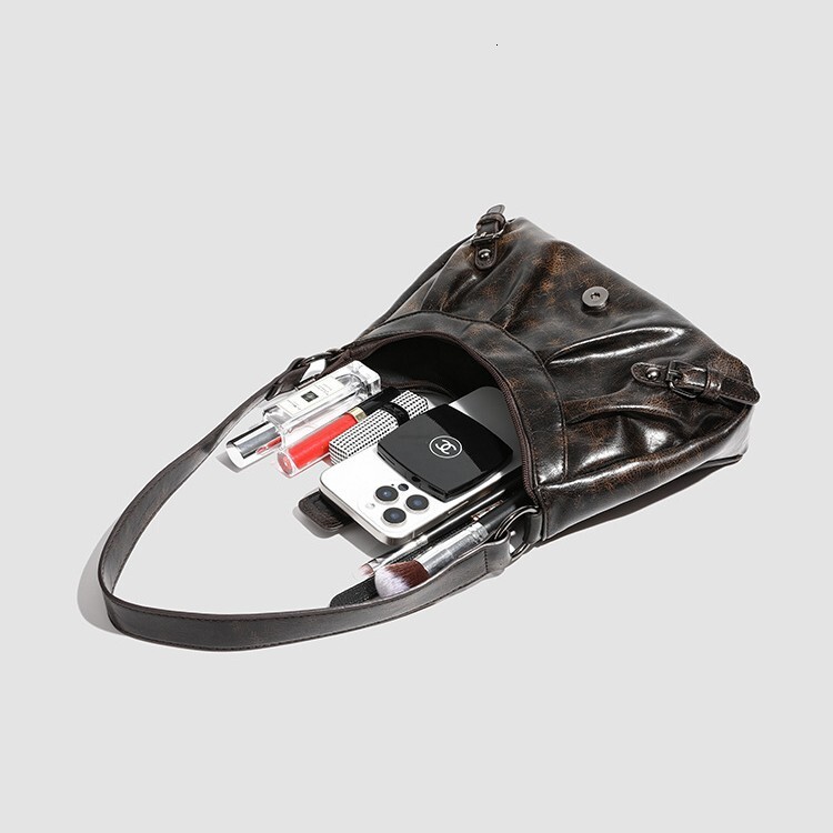 New retro fashion spicy girl women design s shoulder bag cool motorcycle bag commuting armpit bag autumn new designer bag women s handbag