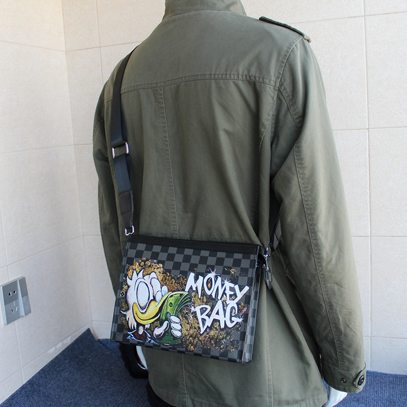 TOP Designer Checkerboard Trendy Brand Single Shoulder Crossbody Bag for Men and Women, High-Value Graffiti Ins Trendy Cool Large Capacity Bag for Stu