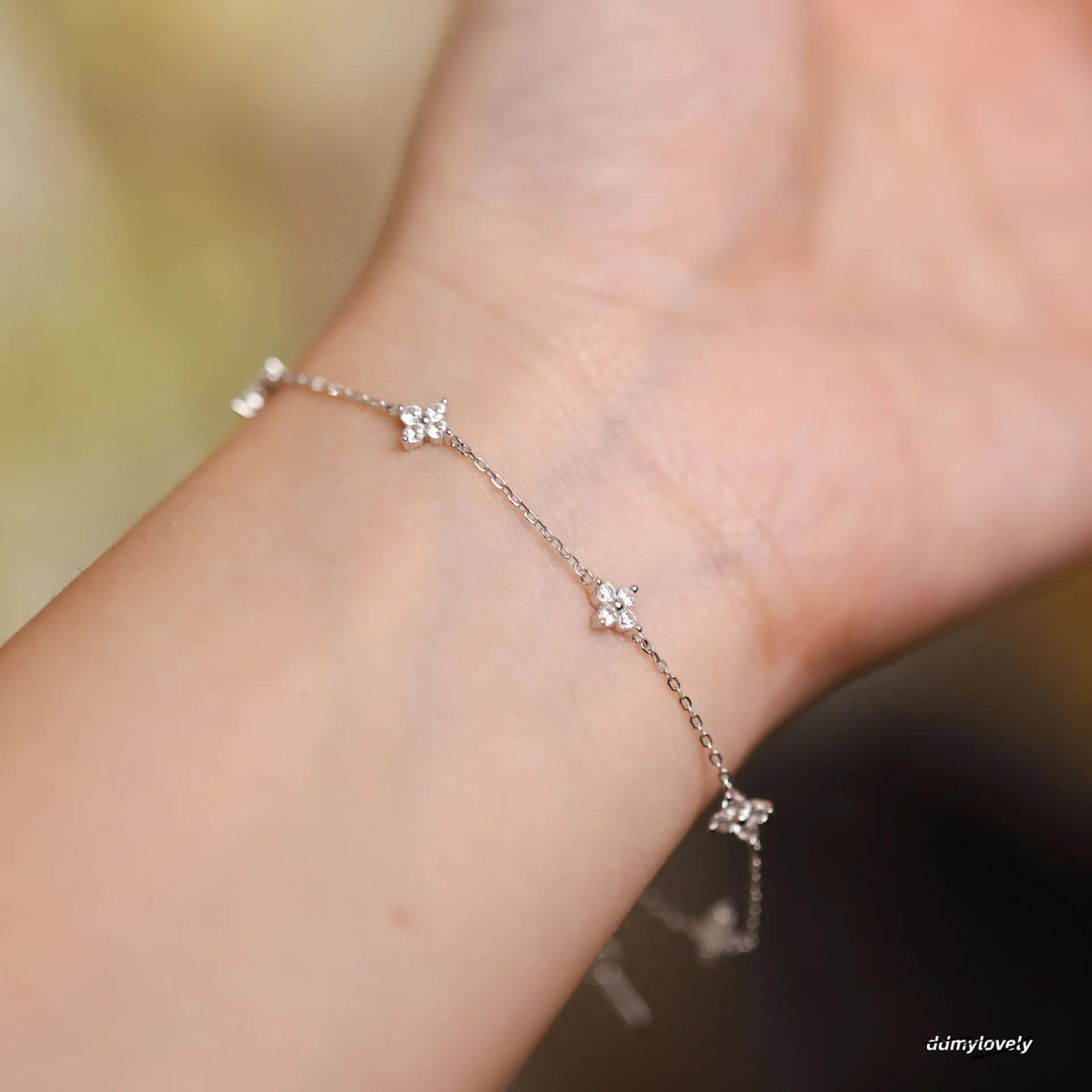Designer Madam Flowing Light ~ S Plated Gold Four-Leaf Clover Star Bracelet Simple Zircon Pure Sier Women's Commuting ddmylovely