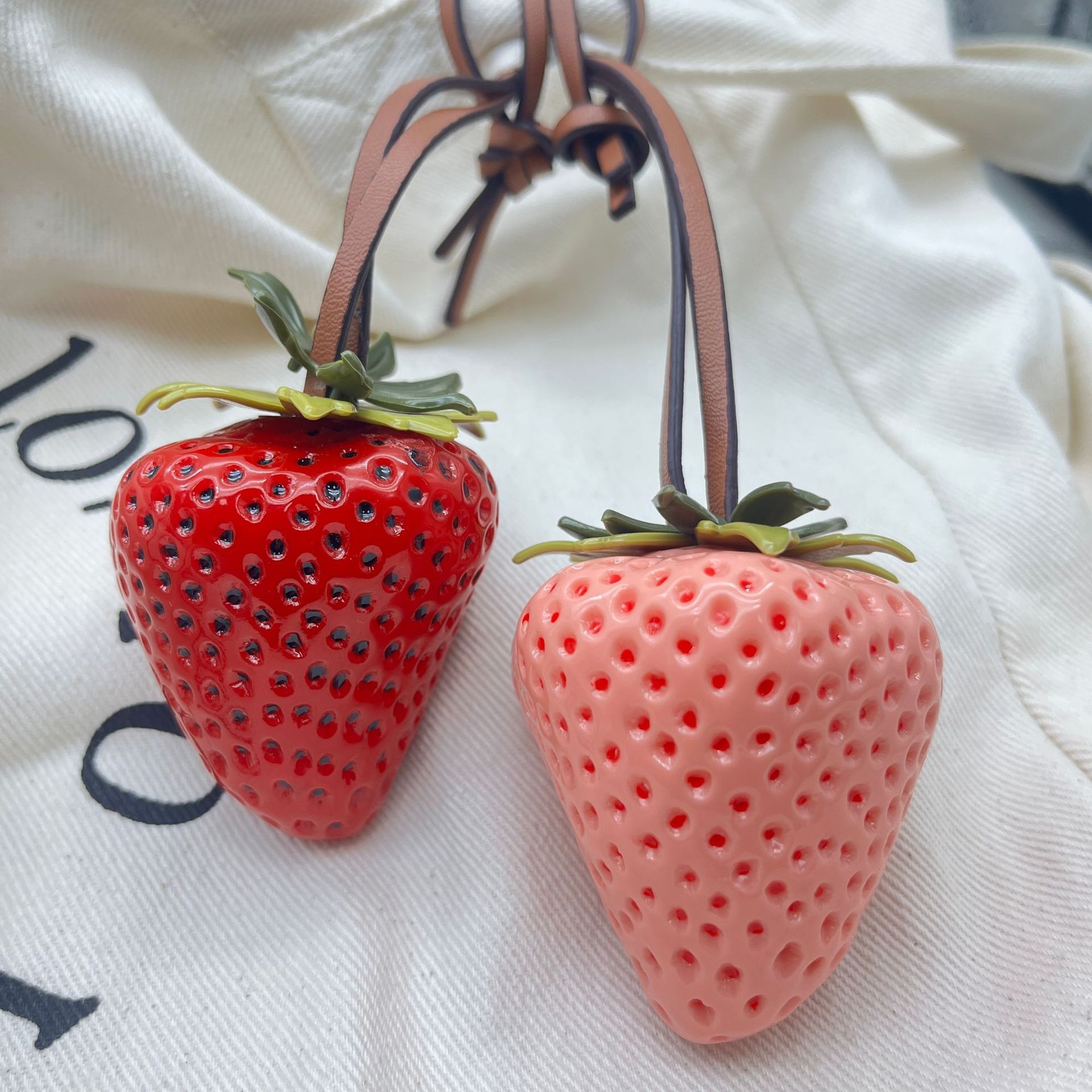 designer keychain 3d acrylic strawberry keychain versatile pendant bag charm new model luxury keychain wallet