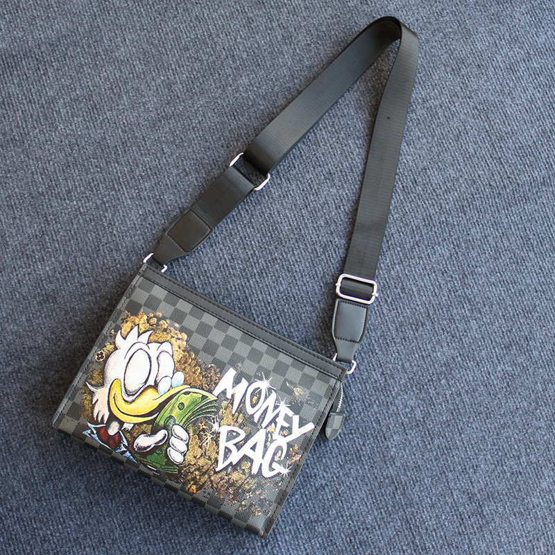 TOP Designer Checkerboard Trendy Brand Single Shoulder Crossbody Bag for Men and Women, High-Value Graffiti Ins Trendy Cool Large Capacity Bag for Stu