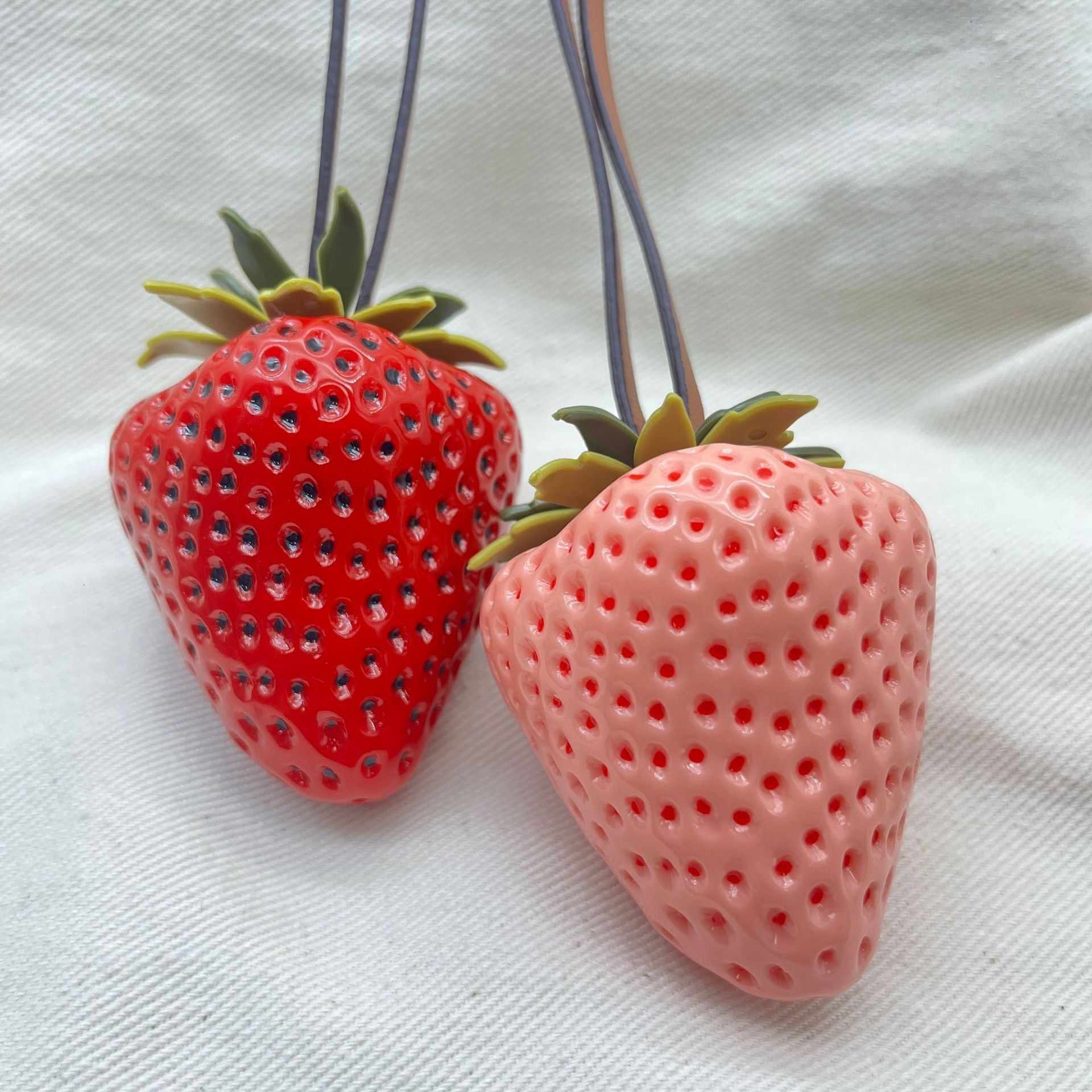 designer keychain 3d acrylic strawberry keychain versatile pendant bag charm new model luxury keychain wallet