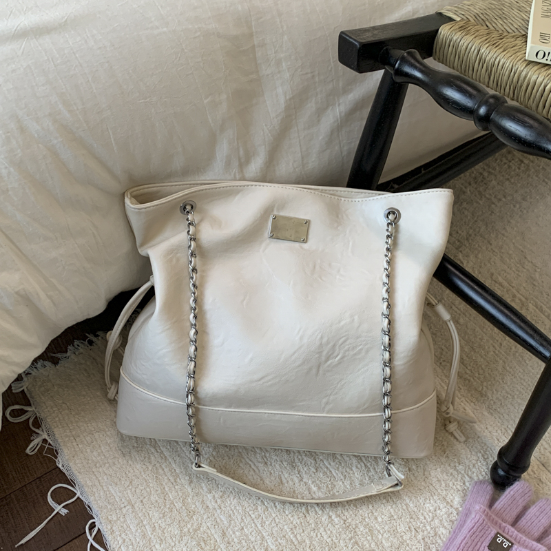 2025 Autumn New Women's Large Capacity Fashionable Simple Handbag for Banquet, Commuting, Shopping, Luxury, Niche Versatile, Essential Crossbody 