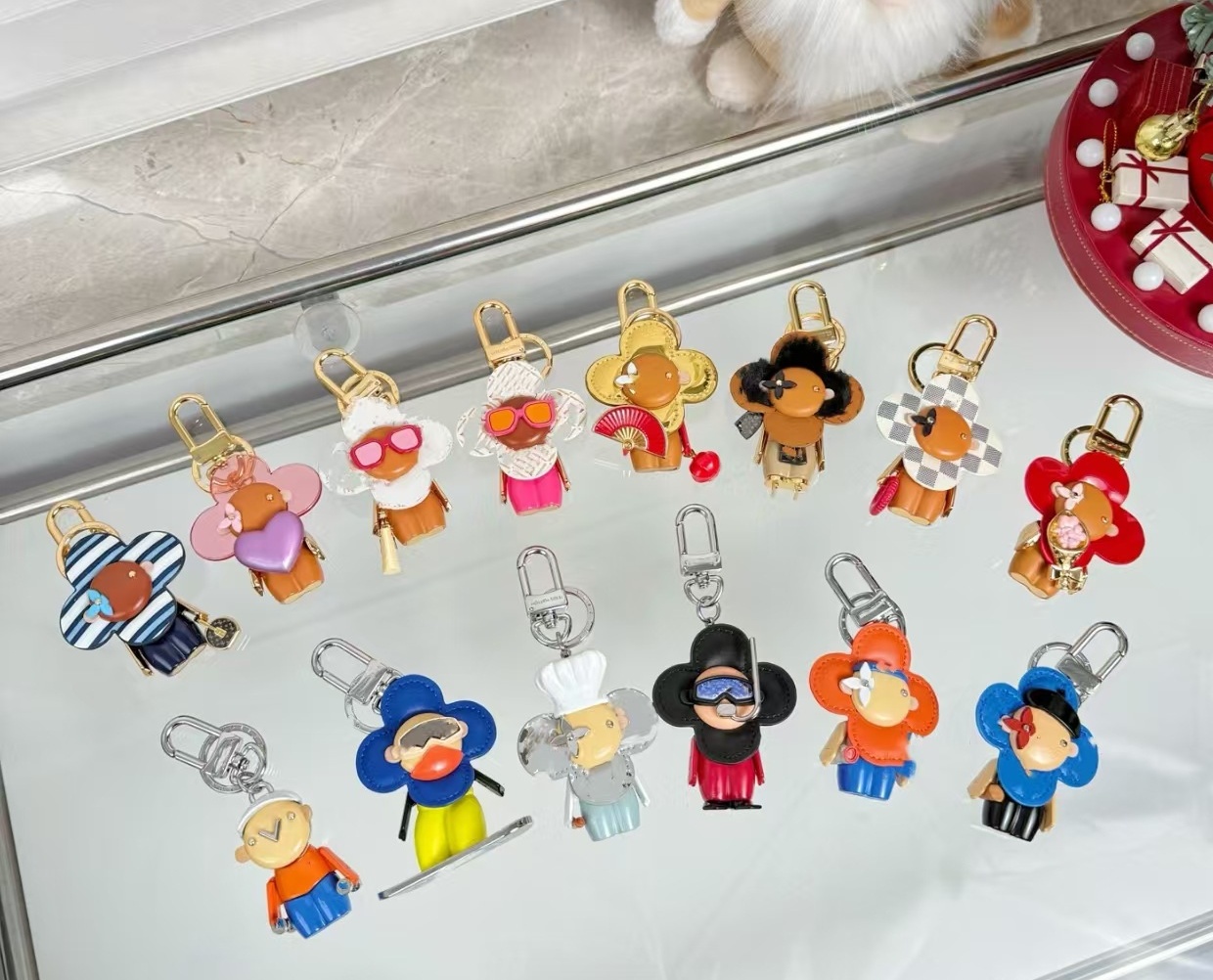 Luxurys keychain designer v bag charm gold chain 17styles flower Women men Buckle jewelry Keyring Bag chain Car Key good