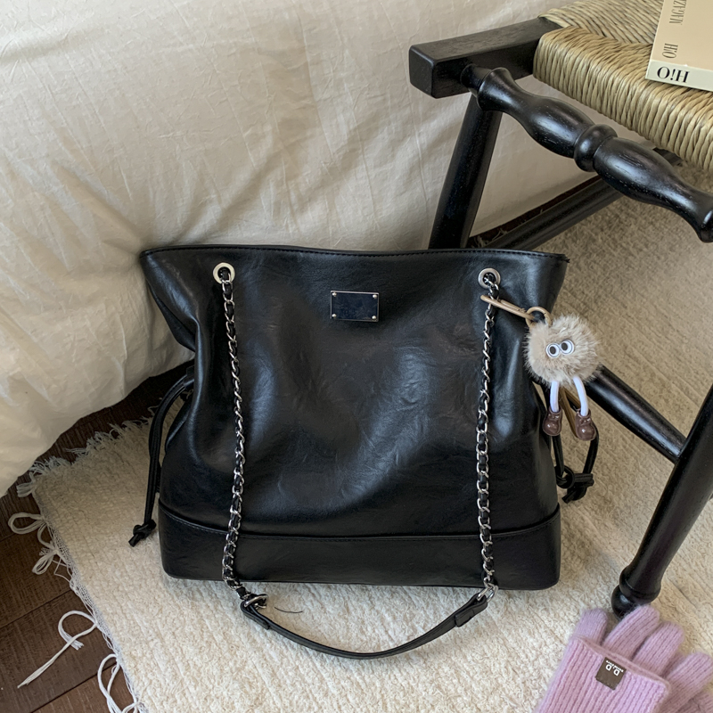 2025 Autumn New Women's Large Capacity Fashionable Simple Handbag for Banquet, Commuting, Shopping, Luxury, Niche Versatile, Essential Crossbody 