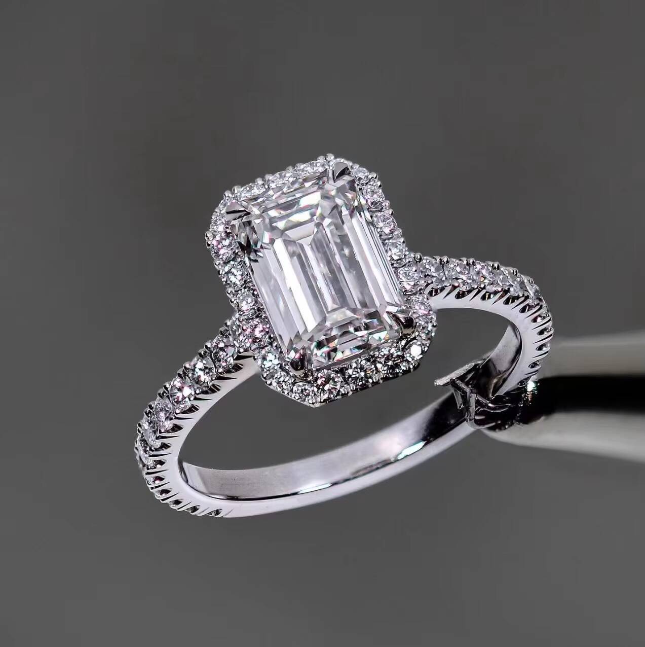 Yu Ying High Quality White Diamond 4CT Emerald Cut With Halo 18K Solid Gold Proposal Engagement Wedding Ring Women