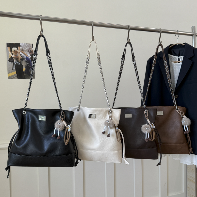 2025 Autumn New Women's Large Capacity Fashionable Simple Handbag for Banquet, Commuting, Shopping, Luxury, Niche Versatile, Essential Crossbody 