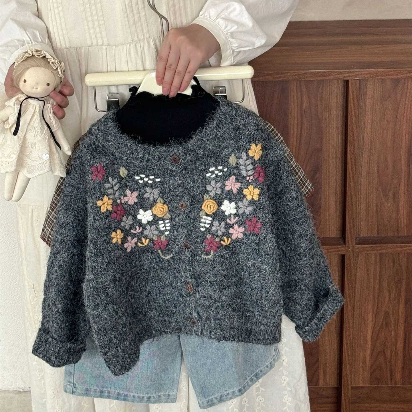 Girl Sweater 2025 Autumn New Childrens Clothing Korean Style Girl Baby Senior Design Sense Handembroidered Sweater Simple L250917