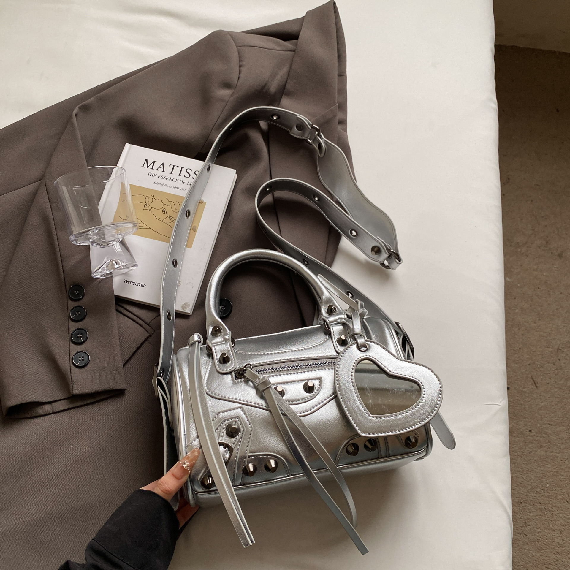 Rivet Hot Girl Style Motorcycle Bag New Handbag Niche Design Women s Shoulder Bag design Autumn New Designer Bag Women s Crossbody Bag