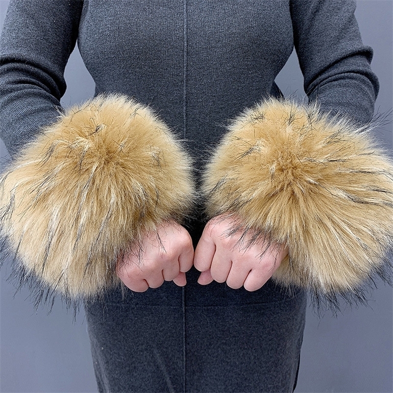 Faux Fox Fur Cuffs Arm Warmer Winter Warm Women Wrist Cuff Sleeves Gloves Pompom Wristband Sleeves Accessories 250916