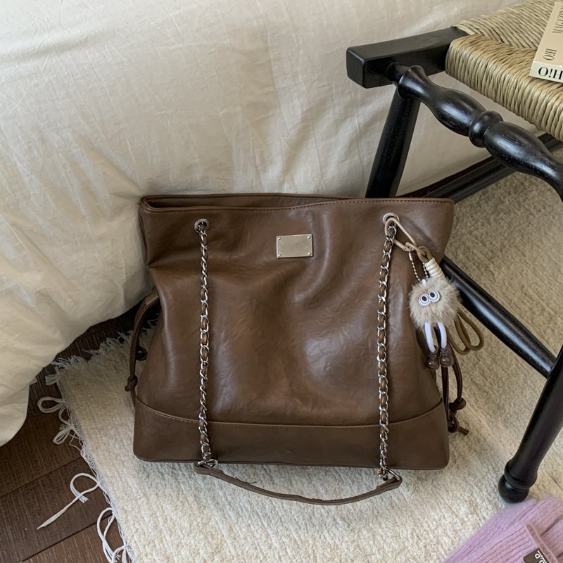 2025 Autumn New Women's Large Capacity Fashionable Simple Handbag for Banquet, Commuting, Shopping, Luxury, Niche Versatile, Essential Crossbody 