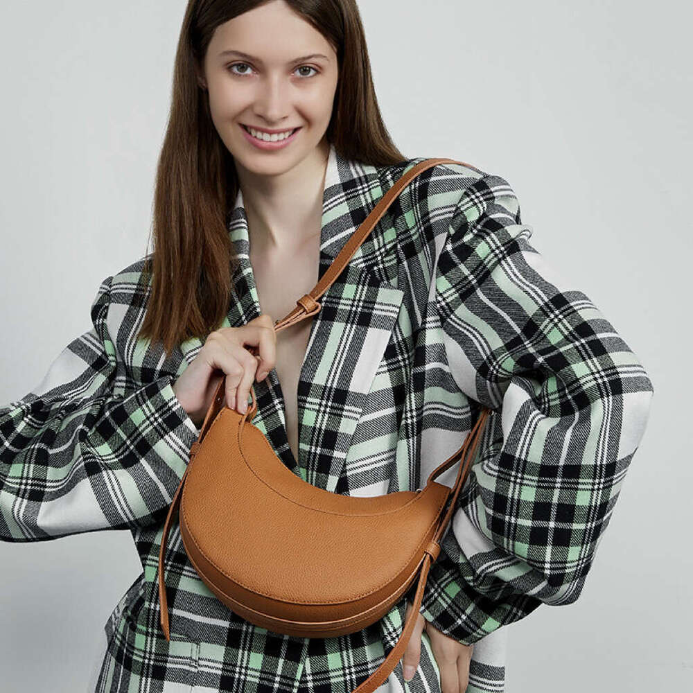 Top Layer Cowhide Niche Design High-Quality Texture Crossbody Crescent For Women New Genuine Leather Underarm Saddle Bag B3