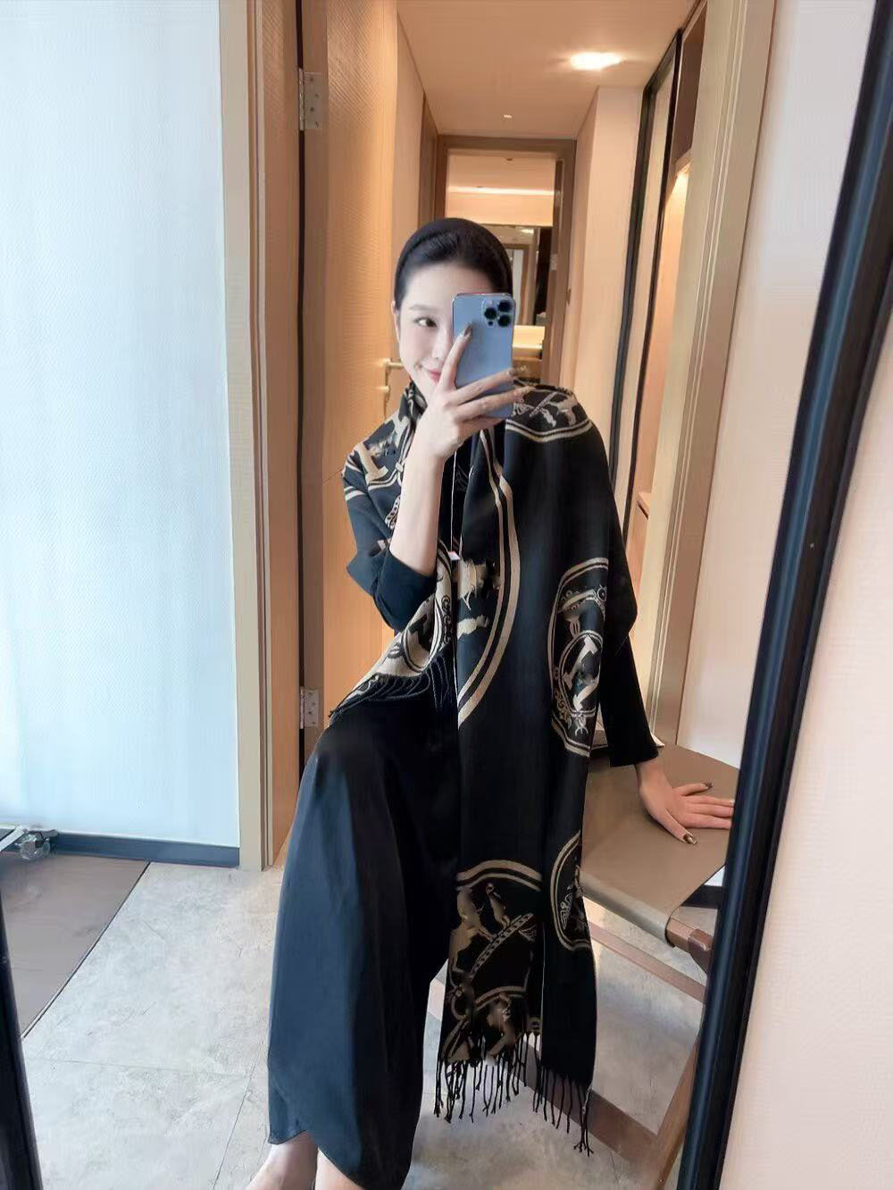 Luxury designer scarf New autumn and winter collection with soft and delicate texture, H cashmere scarf family's latest vacation and daily outfit