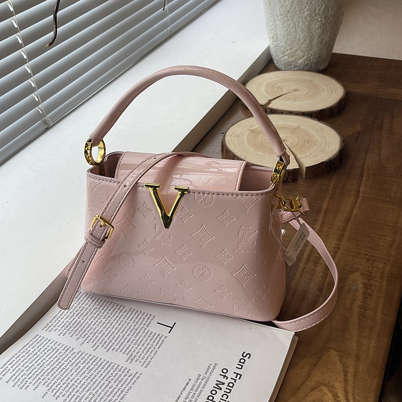 new Free delivery designer ladies handbag Personalized women's shoulder bag simple and fashionable style
