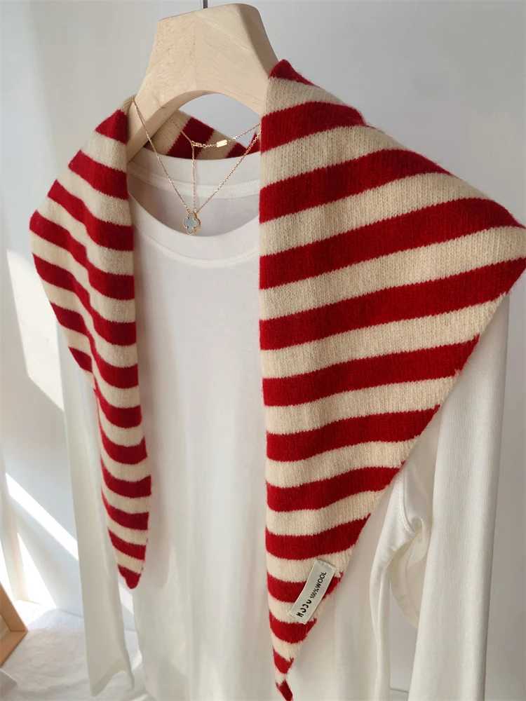 British Korean Triangle Scarf Niche Wool Triangar Wen Scarf Warm Frenchgirl Fashion Mtifunctional Knitted Scarf Y250918
