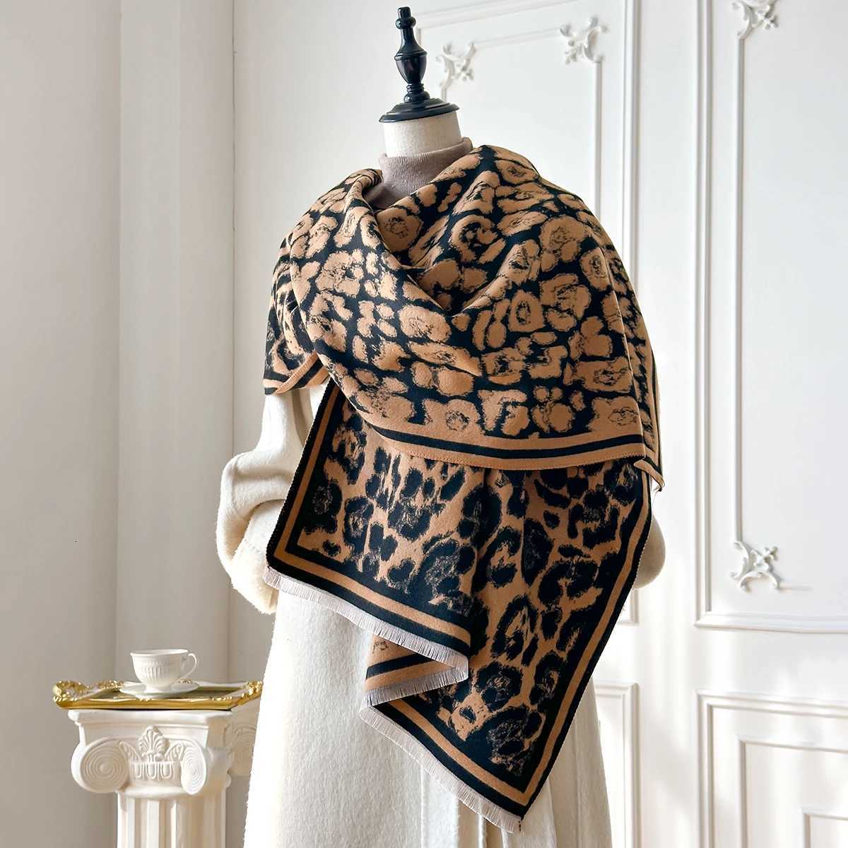 New Elegance Wen Leopard Print Scarf 2025 Winter Warmer TwoSided Scarves Fem Shls Thick Blanket Wrs Foard Y250918