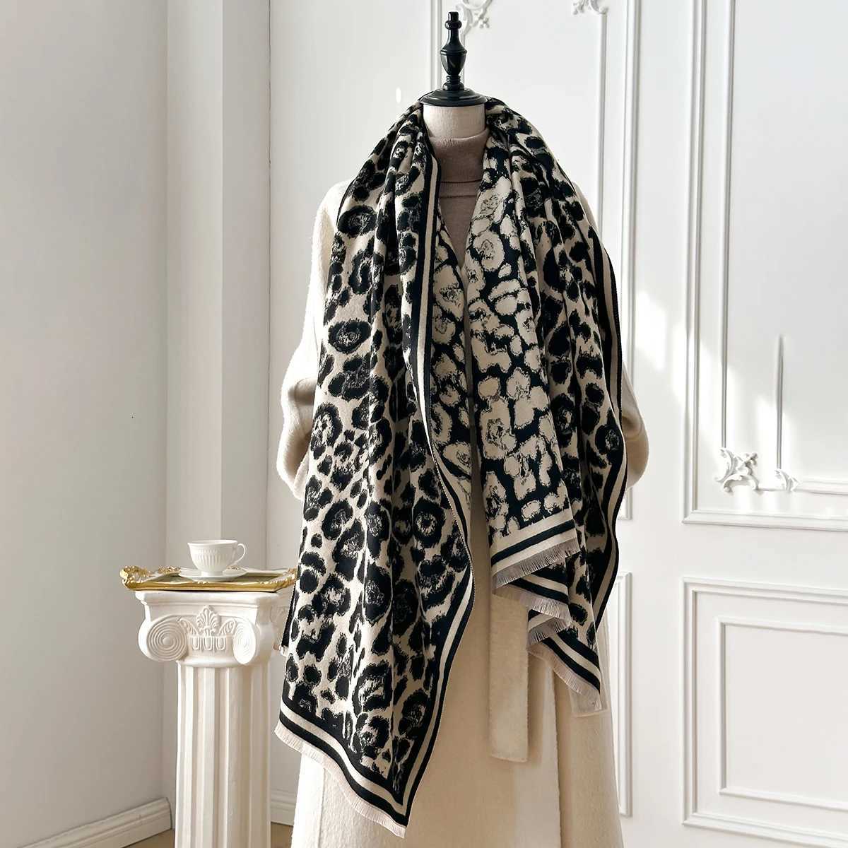 New Elegance Wen Leopard Print Scarf 2025 Winter Warmer TwoSided Scarves Fem Shls Thick Blanket Wrs Foard Y250918
