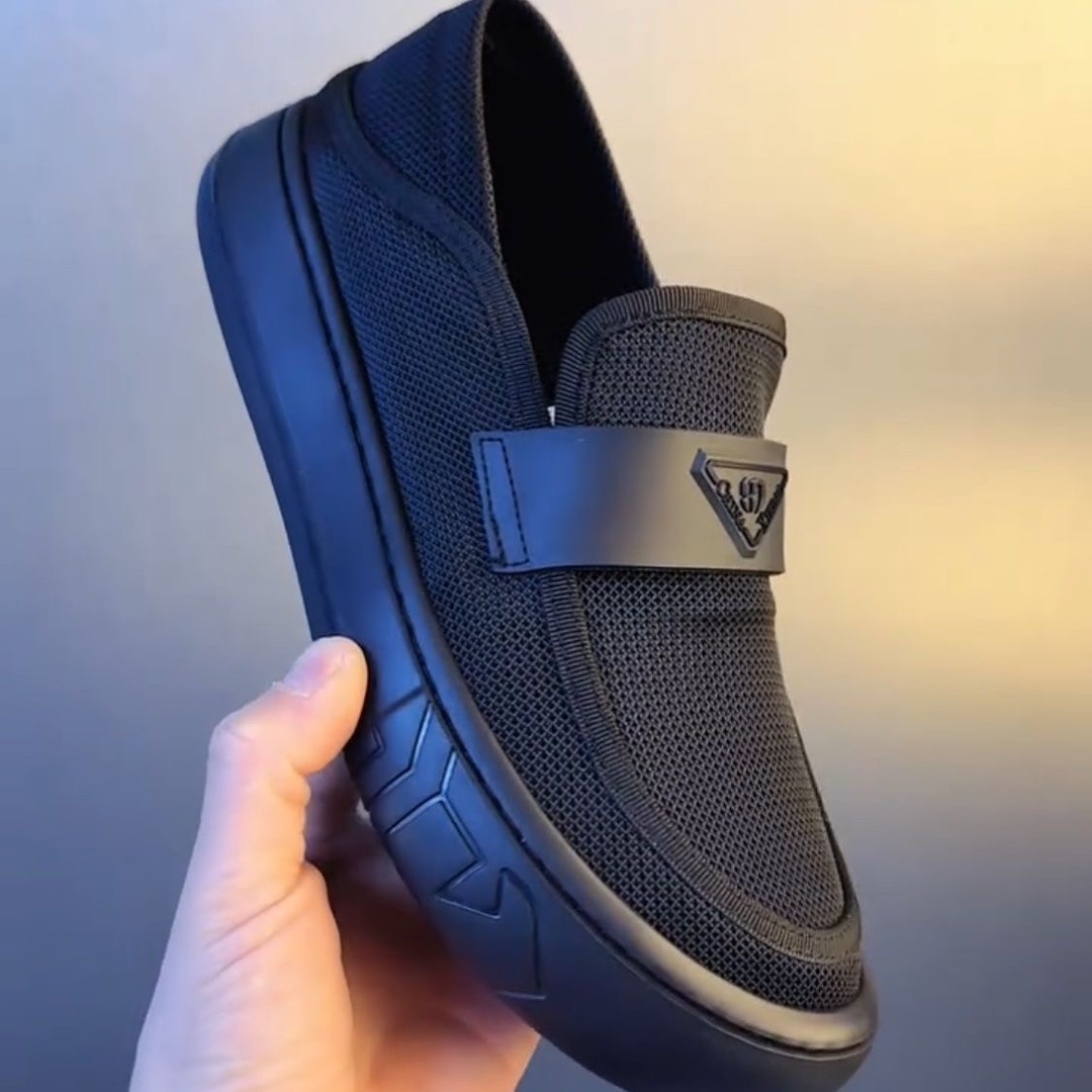 New fashionable, casual, low-top, simple and lazy men's super light breathable ice silk screen surface breathable men's board shoes, no iden