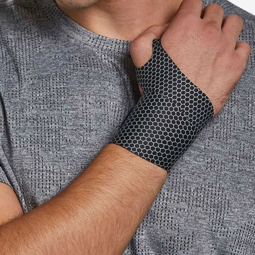 Wrist Brace for Carpal Tunnel Relief Light Support Compression Wrist Support Sports Wristband Wrist Guards Fit Right Left Hand J251211