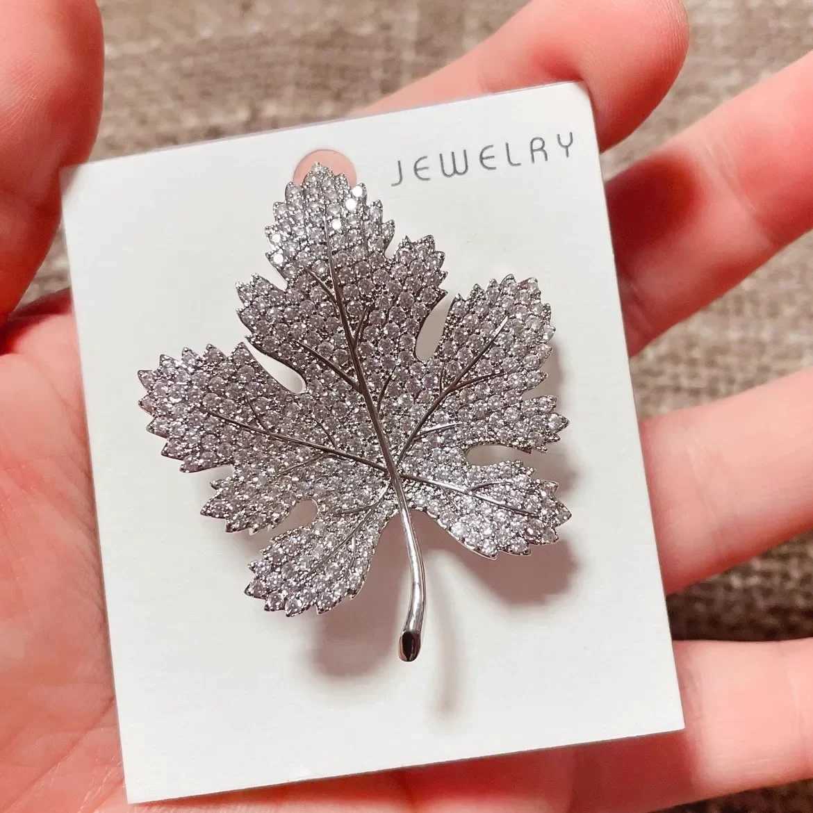 Exquisite Rhinestone Maple Leaf Metal Brooches For Women Men Crystal Inlaid Zircon Plant Pins Party Birthday Winter Jewelry D250918