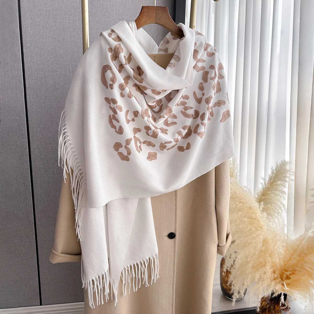 2025 Luxury Warm Poncho Cashmere Winter Wen Scarves Embroidery Shl Wrs Fem Thick Blanket Bufanda Echarpe Scarf Y250918