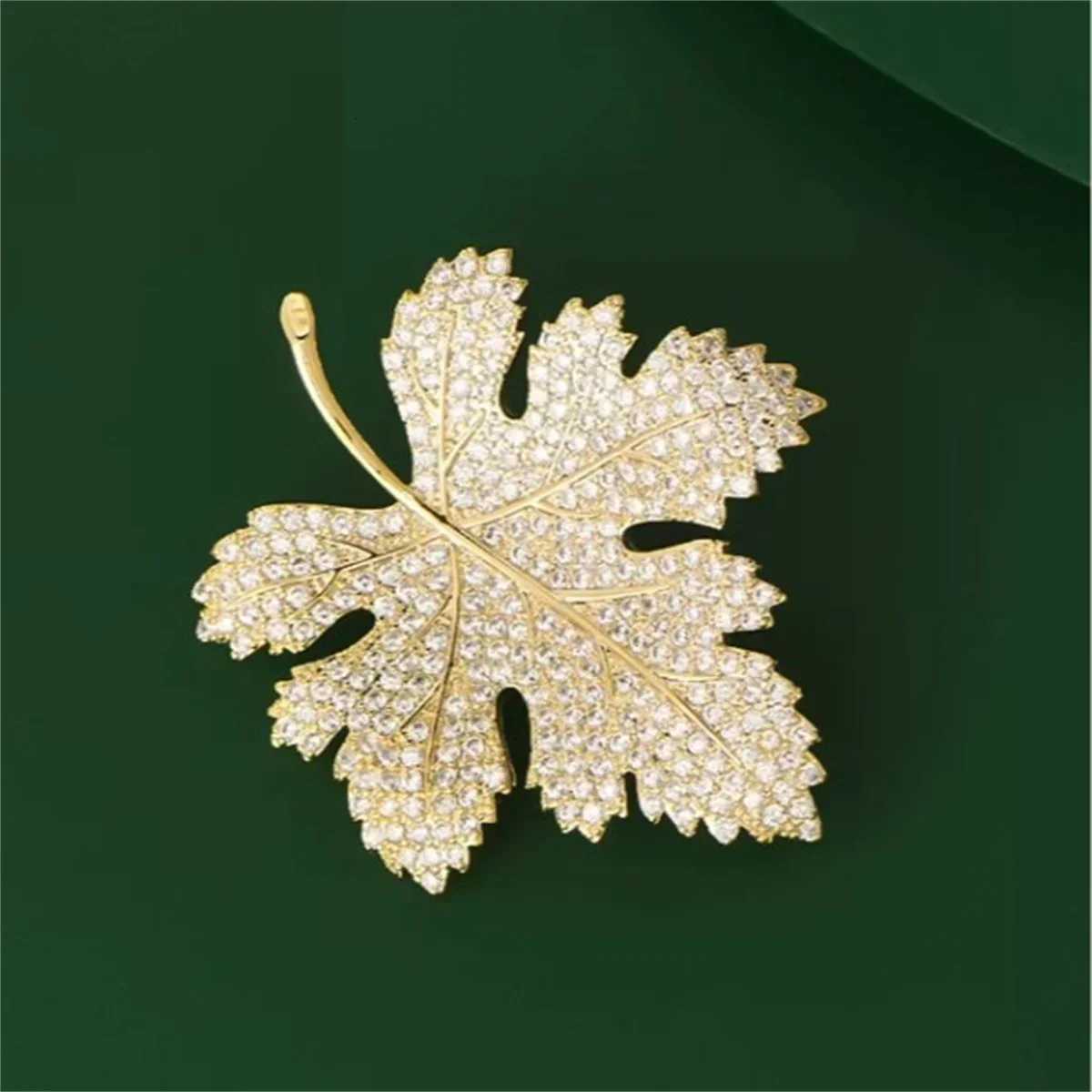 Maple Leaf Brooch Exquisite Luxury Temperament Chest Flower Pin Inlaid Zircon Mens And Womens Fashion Jewelry Party Gift 2024 D250918
