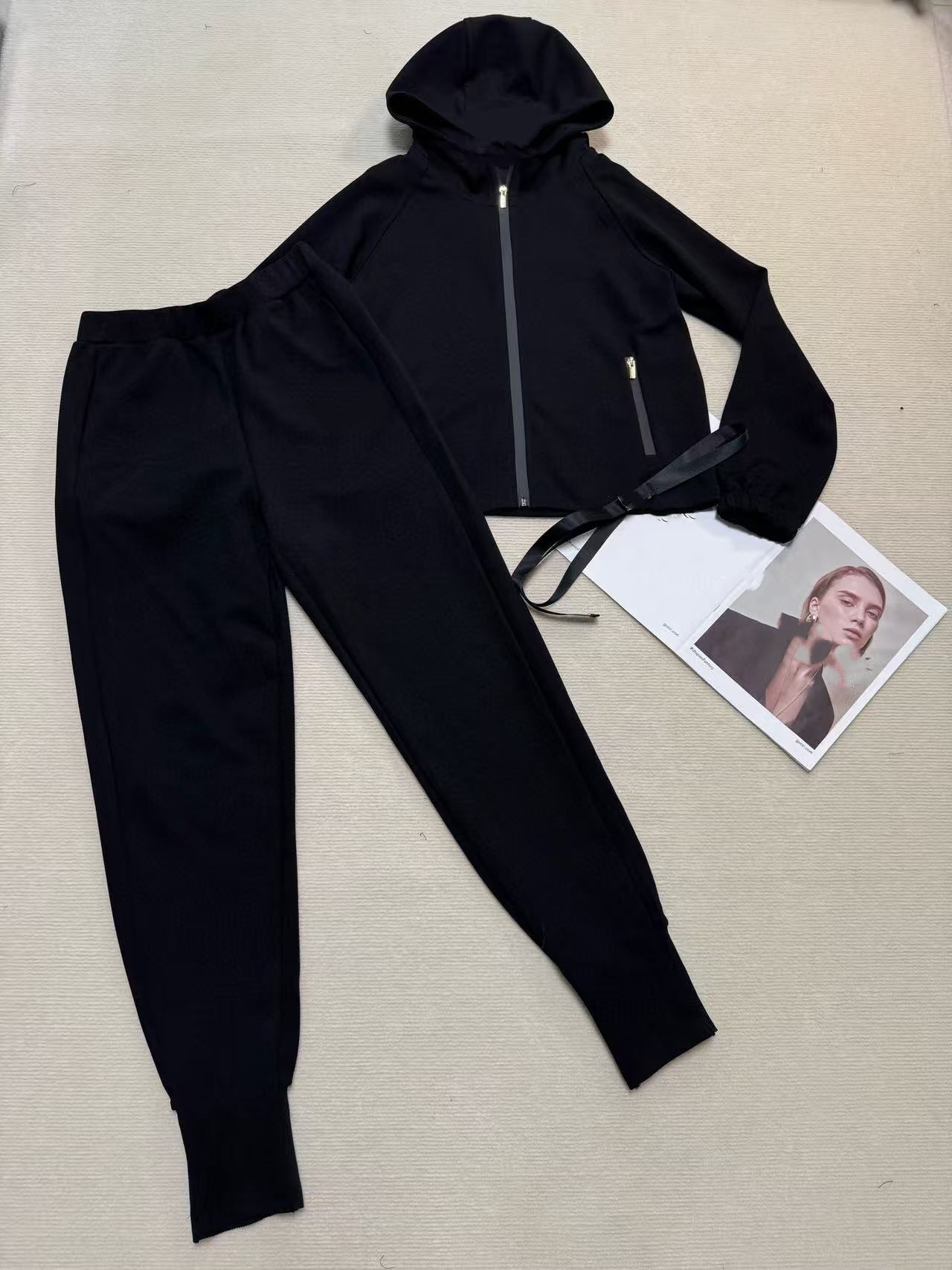 2025 new casual suit, latest air layer suit, hardware belt decoration hooded coat and elastic waist leisure pants.