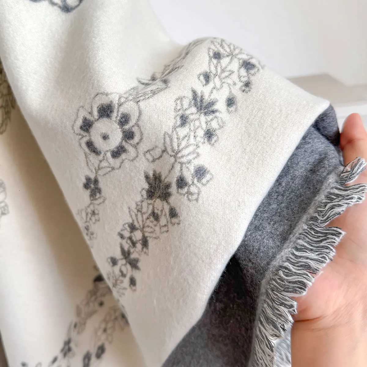 Luxury Brand Imitation Cashmere Wen Twosided Square Scarf Winter Warm Shl Bandana Fem Foard Thick Blanket Y250918