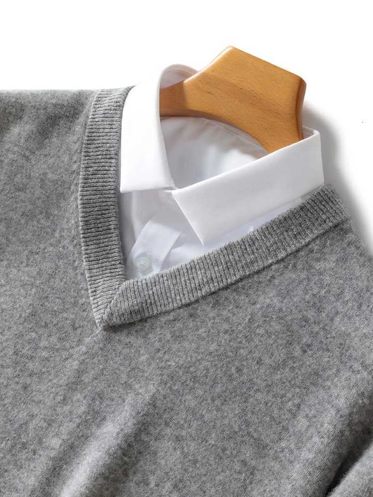 New mens Vneck cashmere sweater in autumn and winter loose and thick knitted bottoming shirt business casual sweaterZ250918