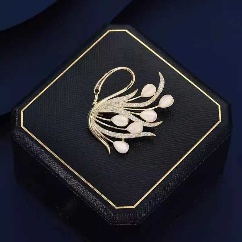 Exquisite Cat Eye Swan Brooch Highend Feminine Corsage Fashion Suit Personalized Pin Neck Clothing Accessories D250918