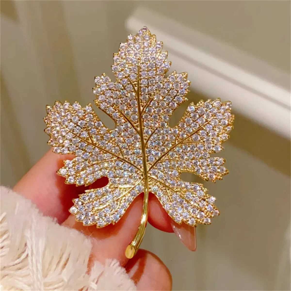 Maple Leaf Brooch Exquisite Luxury Temperament Chest Flower Pin Inlaid Zircon Mens And Womens Fashion Jewelry Party Gift 2024 D250918