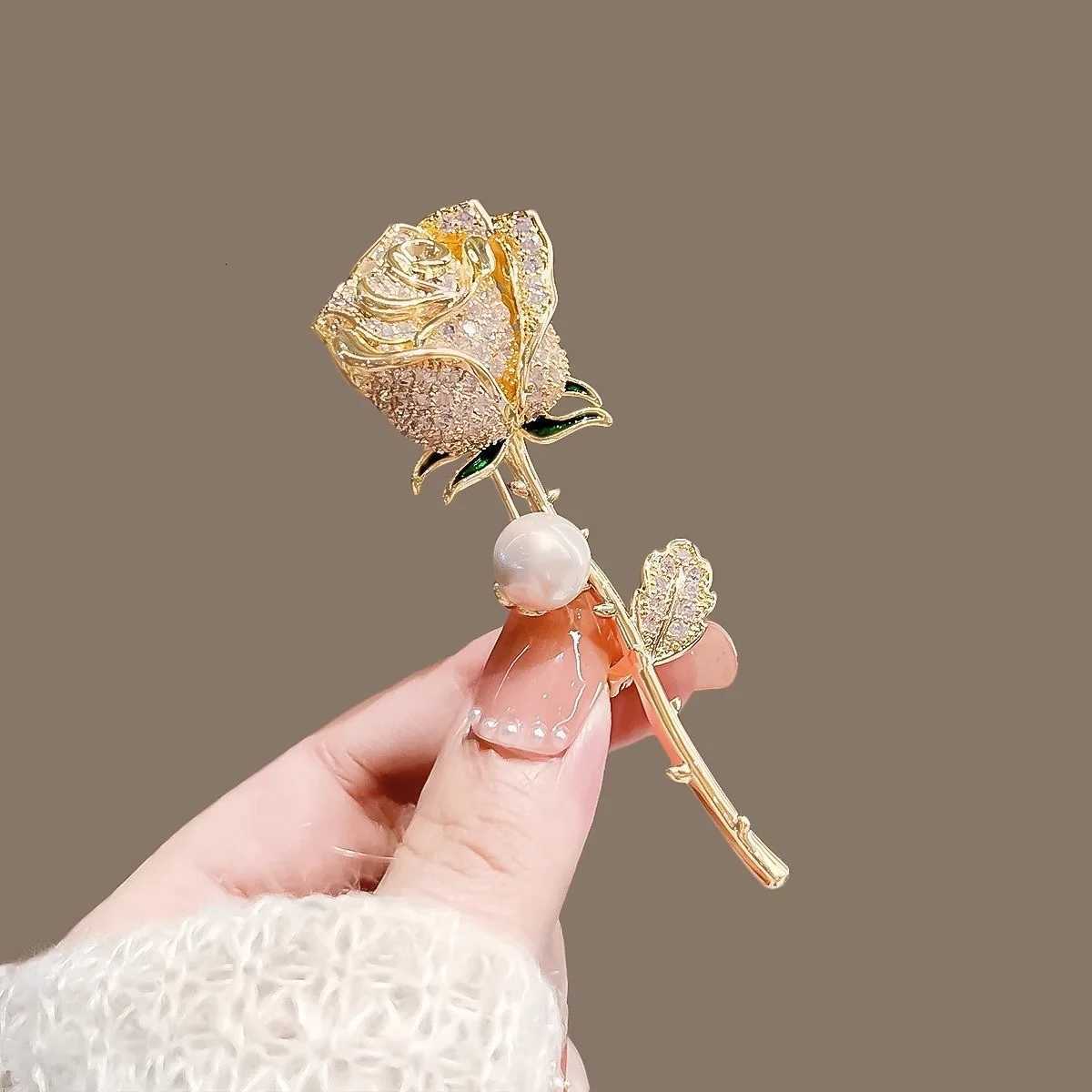 Fashion Gold Color Rhinestone Rose Brooches For Women Luxury Design Metal Pearl Flower Brooch Pins Wedding Party Jewelry Gifts D250918